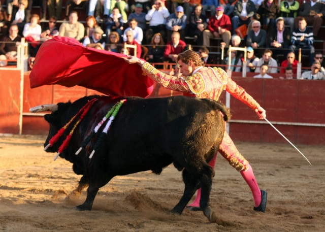 Poderoso pase de pecho en el último de la tarde. (FOTO: Gallardo)