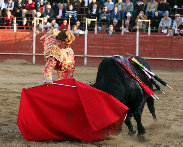 Sensacional derechazo con la cintura quebrada y los riñones encajados.