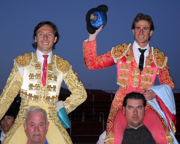 Los dos toreros en la salida final a hombros. (FOTO: Gallardo)