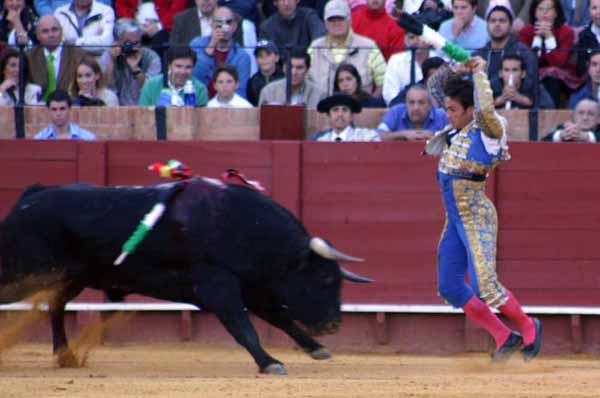 En banderillas buscó el lucimiento en sus dos astados.