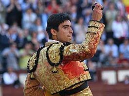 Miguel Ángel Perera mostrando la oreja del primer toro de su lote.(FOTO:Cabrera/Burladero.com)