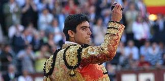 Miguel Ángel Perera mostrando la oreja del primer toro de su lote.(FOTO:Cabrera/Burladero.com)