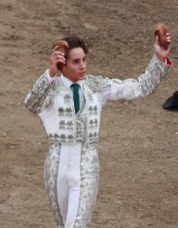 Posada de Maravillas luciendo el traje gris con bordados en oro y plata réplica al que usase su abuelo Juan Posada el 4 de octubre de 1951 en Las Ventas, cuando la faena a 'Dominante' de Buendía.