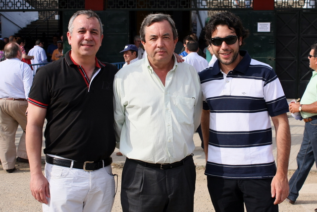 Simón March, un ibicenco enamorado de Extremadura, junto a Garcia Barreto e Ivan Payo. (FOTO: Gallardo)