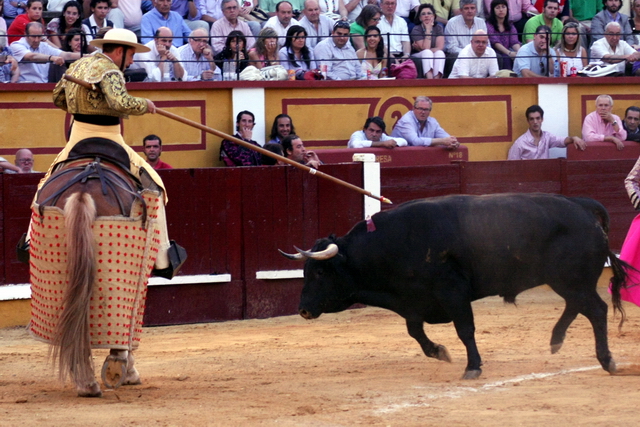 Antonio Lavado señalando la vara. (FOTO: Gallardo)