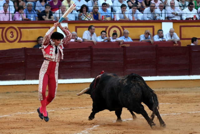 Curro Javier asomándose al balcón. (FOTO:Gallardo)