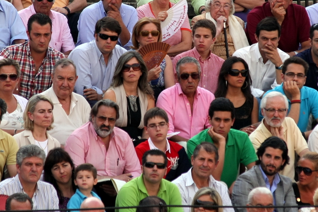 Curro Ruiz Meléndez y famila, Felipe Albarrán y Chema Mancha, buenos aficionados. (FOTO: Gallardo)