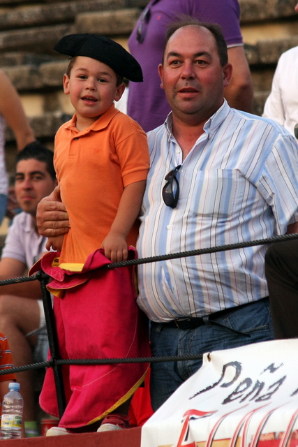 ¿Hay algo más bonito que padre e hijo en los toros? (FOTO: Gallardo)