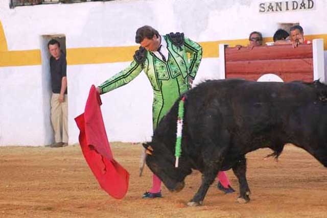 Martín Quintana inicia faena con la mano derecha.