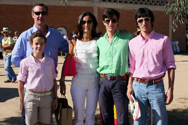 Emilio Salamanca, novillero, con su familia a los toros. (FOTO: Gallardo)