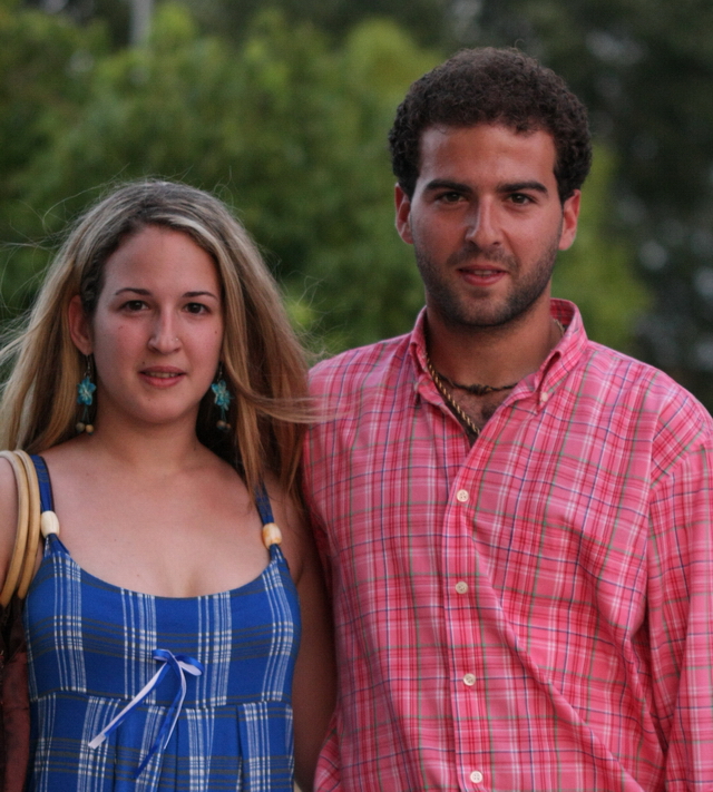 Jaime Martínez, novillero jerezano, y su bella hermana. (FOTO: Gallardo)