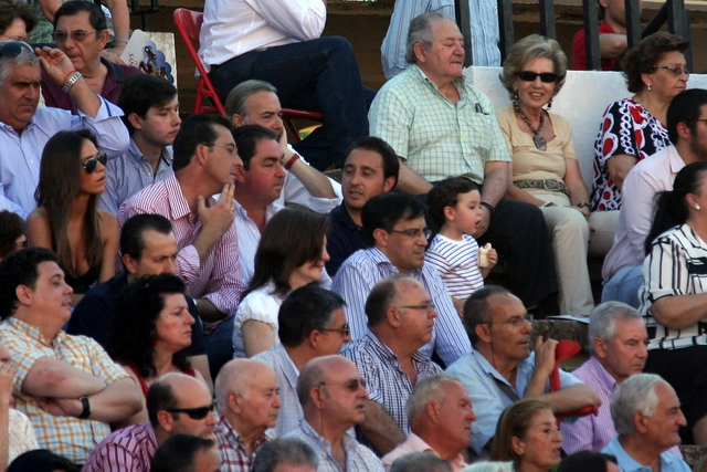 Emilio Cortés y amigos, disfrutando de Morante. (FOTO: Gallardo)