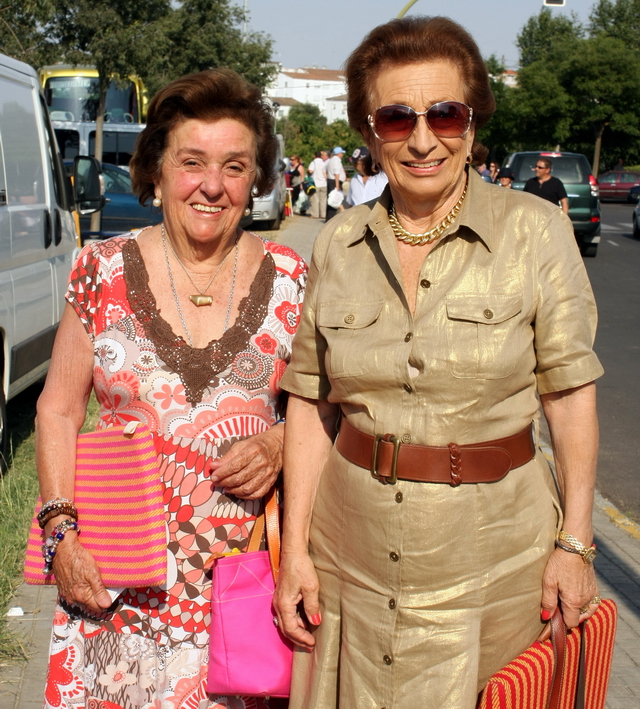 Fina García y la Duquesa del Arco a su llegada a la plaza. (FOTO: Gallardo)