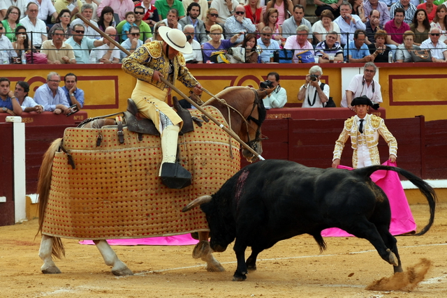 Guillermo Marín sujetando al segundo. (FOTOS: Gallardo)