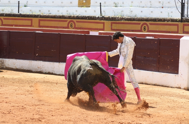 Ambel Posada gustándose con el percal.