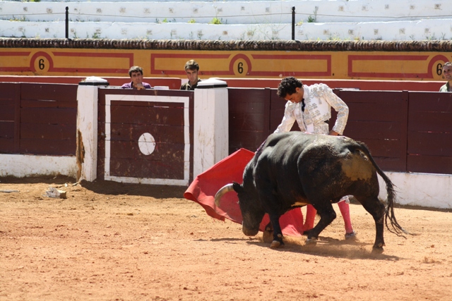 La barbilla enterrada en el pecho.