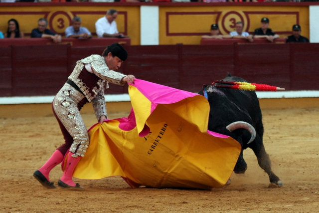 josé Antonio Carretero bregando de diez.(FOTO:Gallardo)