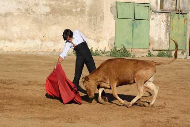 La cadera encajada, los botos asentados y la barbilla enterrada en el pecho.