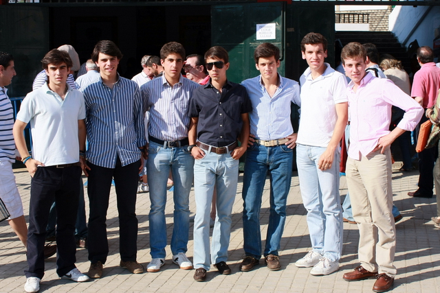 Los niños de la Escuela no se pierden ni la de rejones. (FOTO: Gallardo)