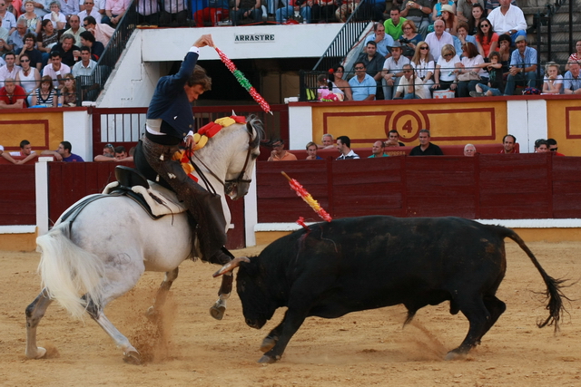 Una de las pocas embestidas que regaló el cuarto. (FOTO: Gallardo)