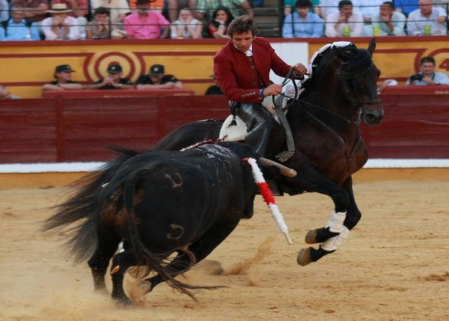 Pablo Hermoso templando la embestida del de Bohórquez. (FOTO: Gallardo)