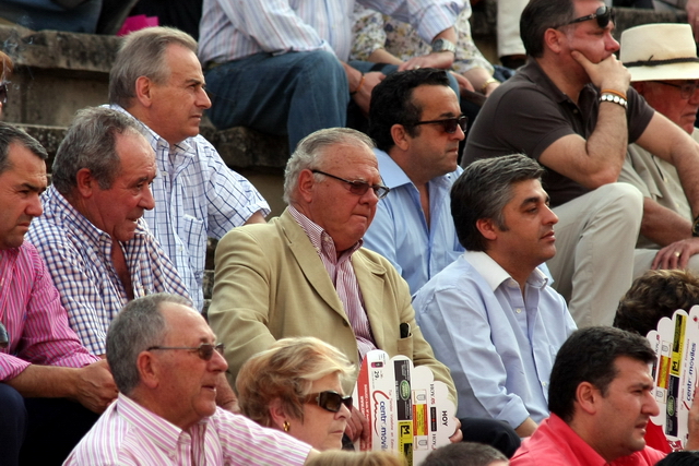 El Alcalde apoyando a sus toreros. (FOTO: Gallardo)