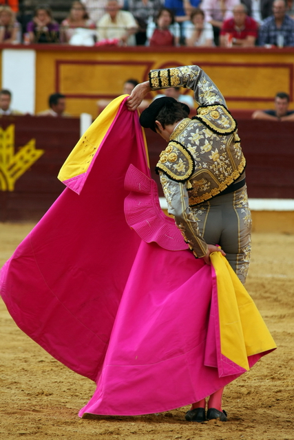 Israel Lancho quiso lucirse en quites. (FOTO: Gallardo)