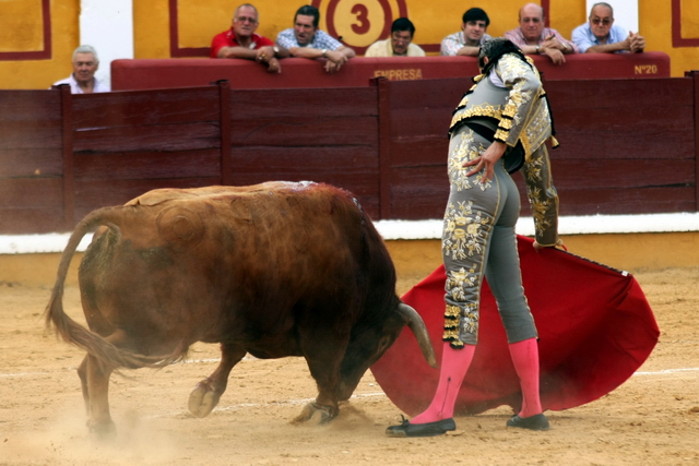 Lancho templando la embestida con la derecha. (FOTO: Gallardo)