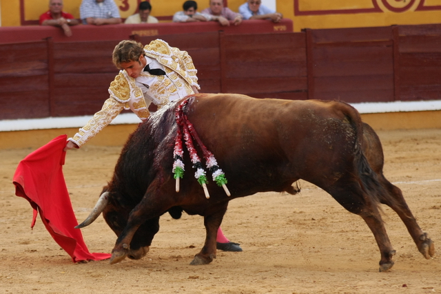 Julio Parejo, estirándose con la derecha. (FOTO: Gallardo)