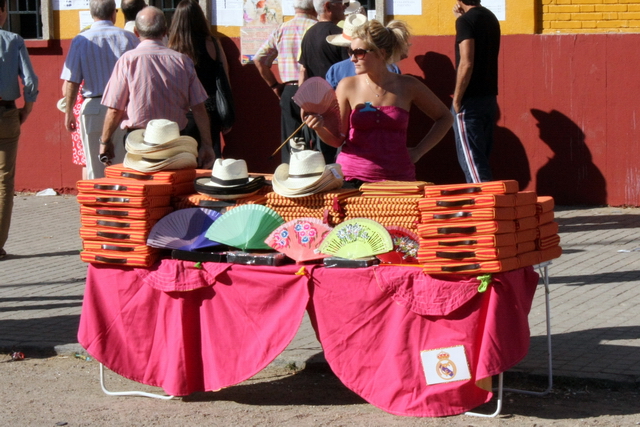 Hay sombreros, almohadillas y...abanicos. (FOTO: Gallardo)