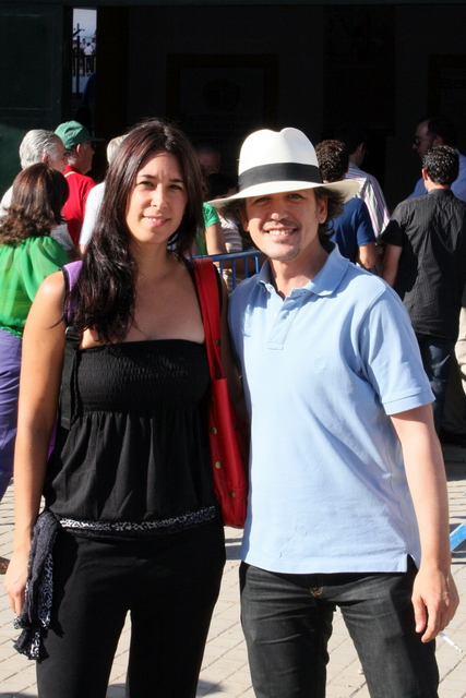 Juan Bazaga y su compañera de Extremadura Tv, con el gorro de la feria del toro. (FOTO: Gallardo)