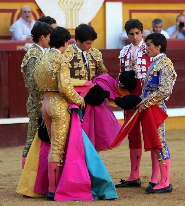 Carlos María brinda a sus compañeros. (FOTO: Gallardo)