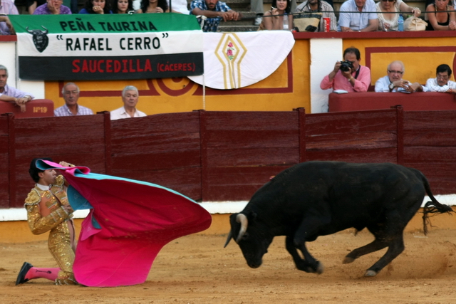 Rubén Lobato recibiendo a su eral. (FOTO:Gallardo)