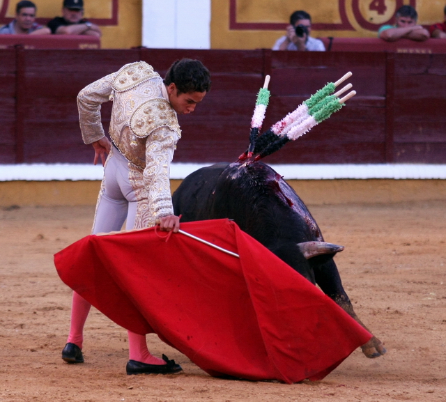 Mandando en el derechazo. (FOTOS: Gallardo)