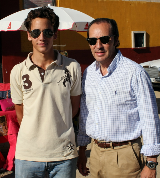 Vaya maravilla. Un padre orgulloso de un hijo torero. (FOTO: Gallardo)