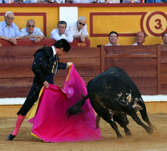 El Fandi lanceando a la verónica.