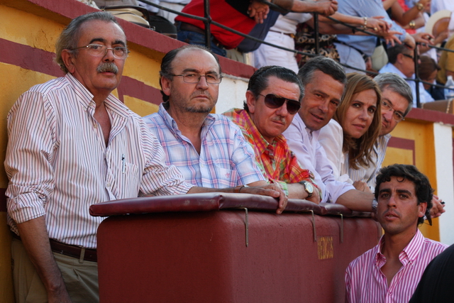 Los médicos junto a dos grandes toreros de oro y plata. (FOTO: Gallardo)