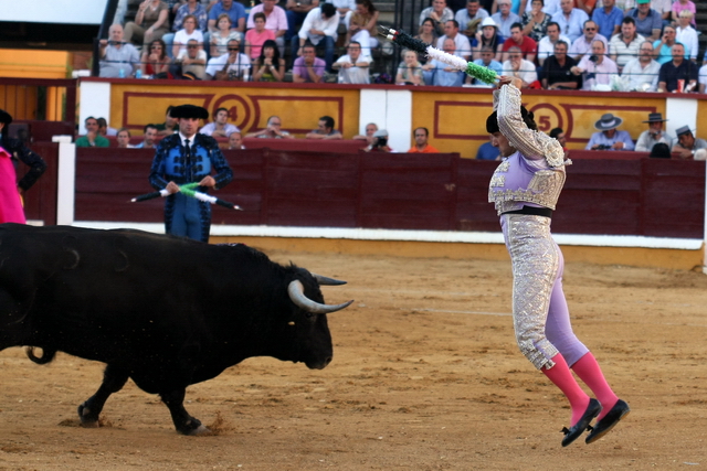 Rafael Cuesta levantando los palos para clavar. (FOTO: Gallardo)