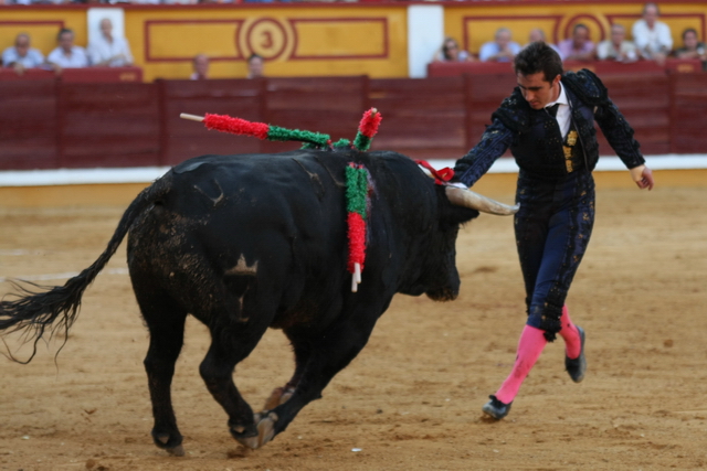 Aunque antes calienta al público con su repertorio.