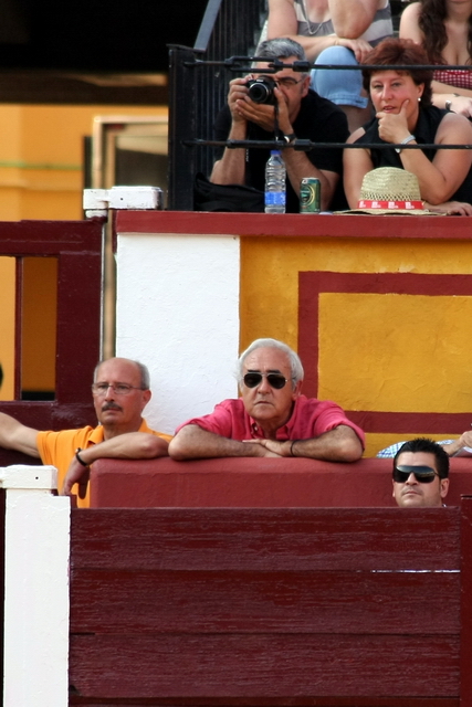 El ganadero Daniel Ruiz, cerca de toriles, con sus toros. (FOTO: Gallardo)