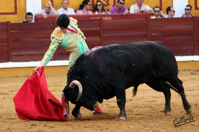 Bajando la mano.