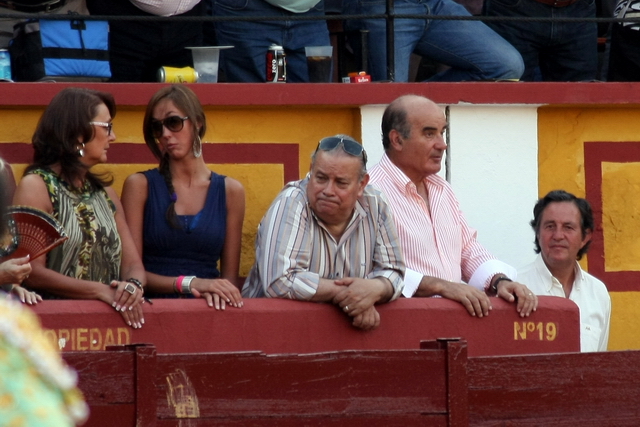 La familia Gutiérrez Lorenzo con el patriarca Capea guardando la viña. (FOTO: Gallardo)