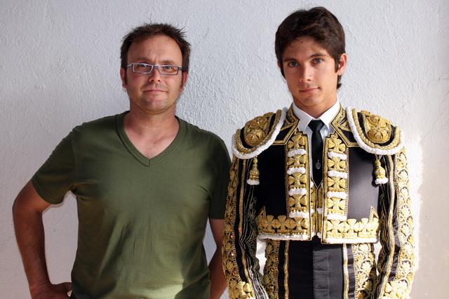 Jose Moreno, miembro de 'Al Quite' en Cope, junto a su torero. (FOTO: Gallardo)