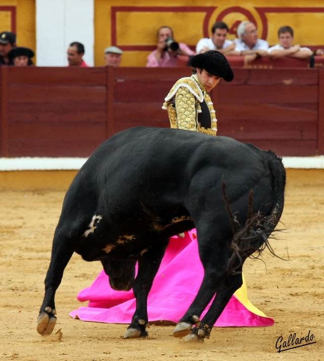 Castella rematando una serie con el capote. 