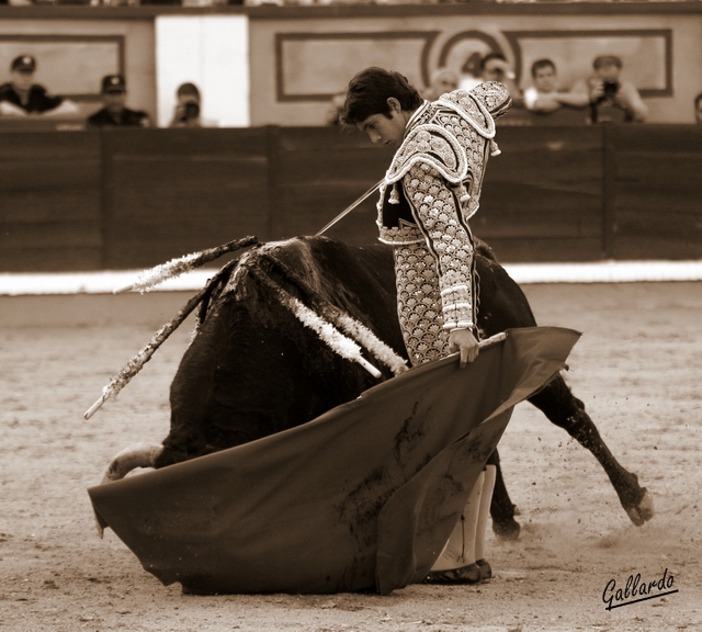 Sebastián Castella rematando una serie con la izquierda. (FOTO: Gallardo)