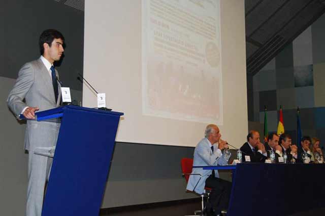 Miguel Ángel Perera dirigiéndose al auditorio.