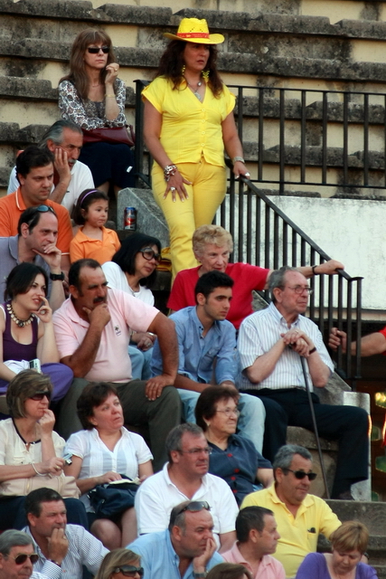 ¡De amarillo y en los toros! Ya son ganas de... (FOTO: Gallardo)