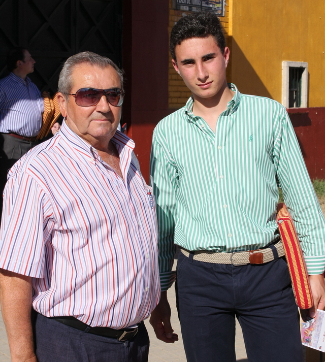 El novillero parreño Juan Ángel y Pedro, gran aficionado de Santa Marta. (FOTOS: Gallardo)