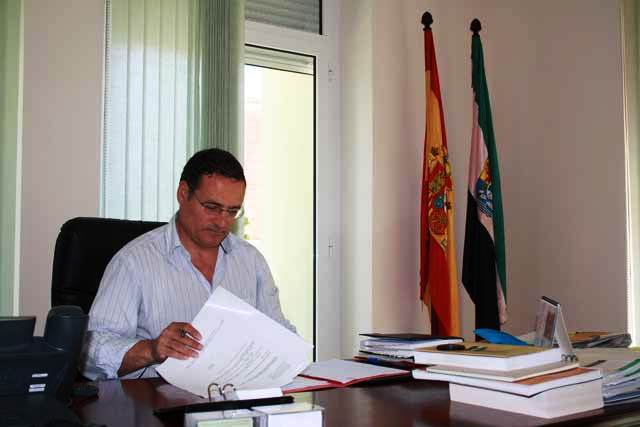 José Ramón Suárez inspeccionando los expedientes que llegan a su despacho. (FOTO: Antonio Girol)
