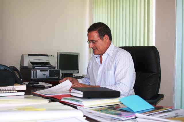 Cada día por sus manos pasan los expedientes taurinos de la región. (FOTO: Antonio Girol)